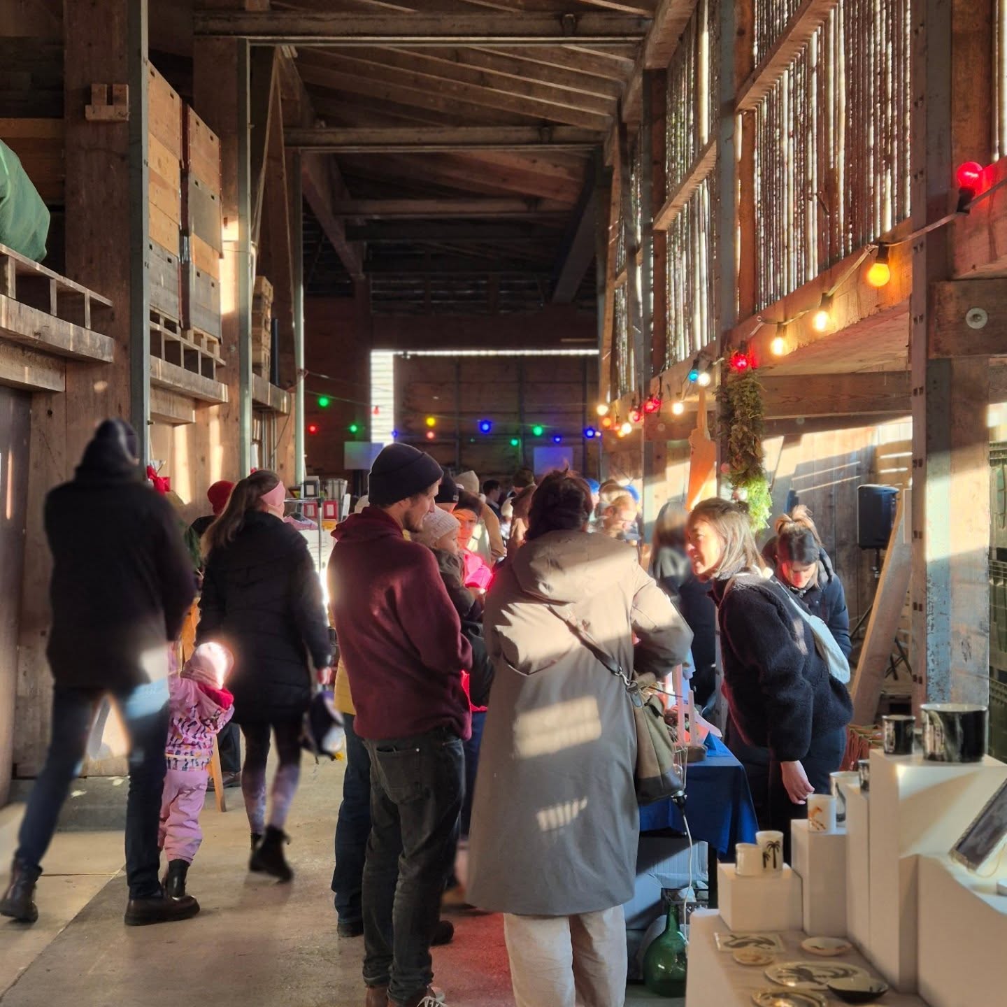 Scheune am Vetterhof mit Markt und Menschen